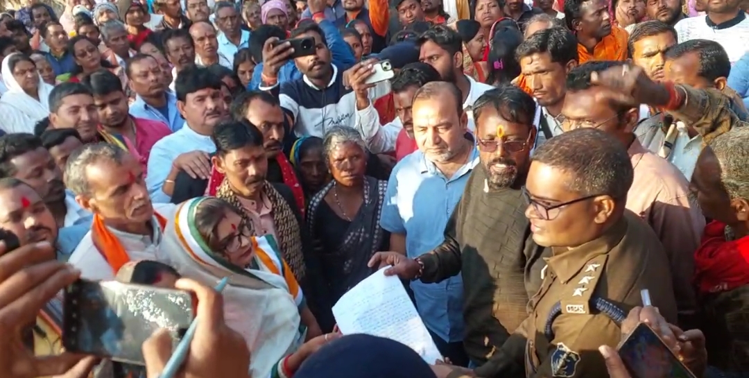 जशपुर जंक्शन : हमें आपके अजान से दिक्कत नहीं तो आपको हमारे भजन से परेशानी क्यों - चंद्रदेव,मधुसूदन भगत की दो टूक हिंदुत्व व सनातन पर चोट बर्दाश्त नहीं,सड़क पर उतरकर मातृशक्ति ने सम्हाला मोर्चा,हिंदुत्व के नाम पर वोट लेने वाले राजनैतिक दलों को नारी शक्ति ने दिखाया आईना,बड़े आंदोलन की चेतावनी।