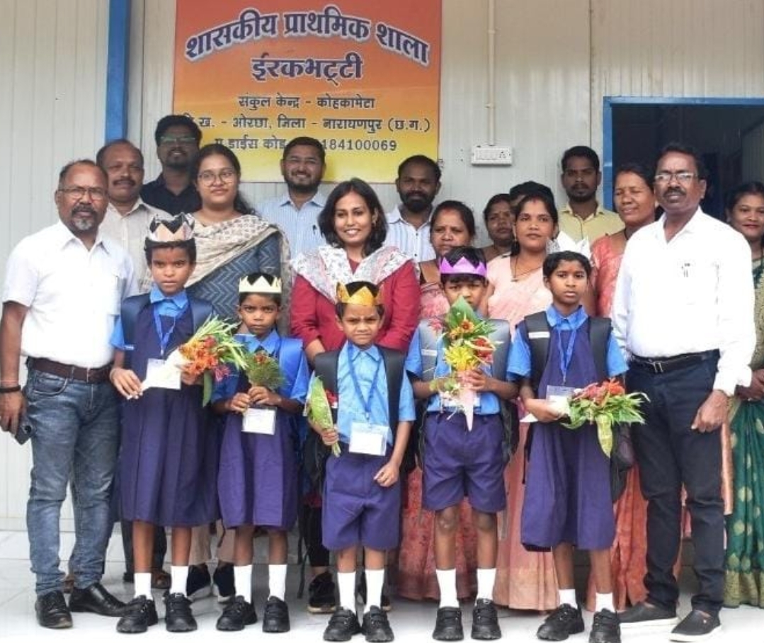 सरोकार:माओवाद प्रभावित गांव में लौटी शिक्षा की रौशनी,‘नियद नेल्ला नार’ और युक्तियुक्तकरण योजना का दिखा असर,वर्षों बाद स्कूल में पहुंची मुस्कान, किताब और कलम।