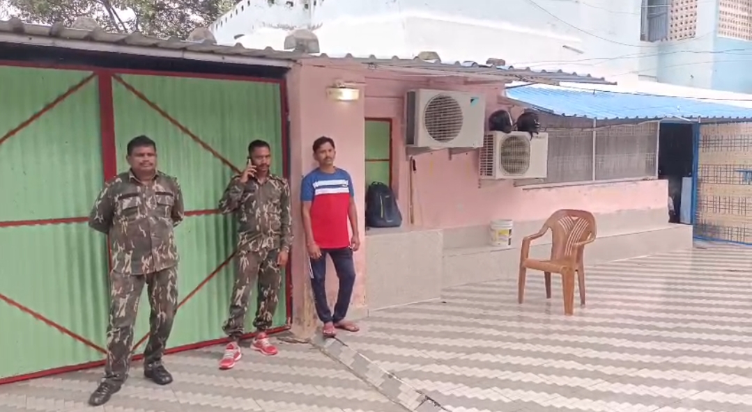 ब्रेकिंग न्यूज : CM के OSD के सूने मकान में हुई चोरी,चांदी के लक्ष्मी-गणेश मूर्ति समेत नगद पार,पुलिस मौके पर,फोरेंसिक टीम जांच में जुटी।