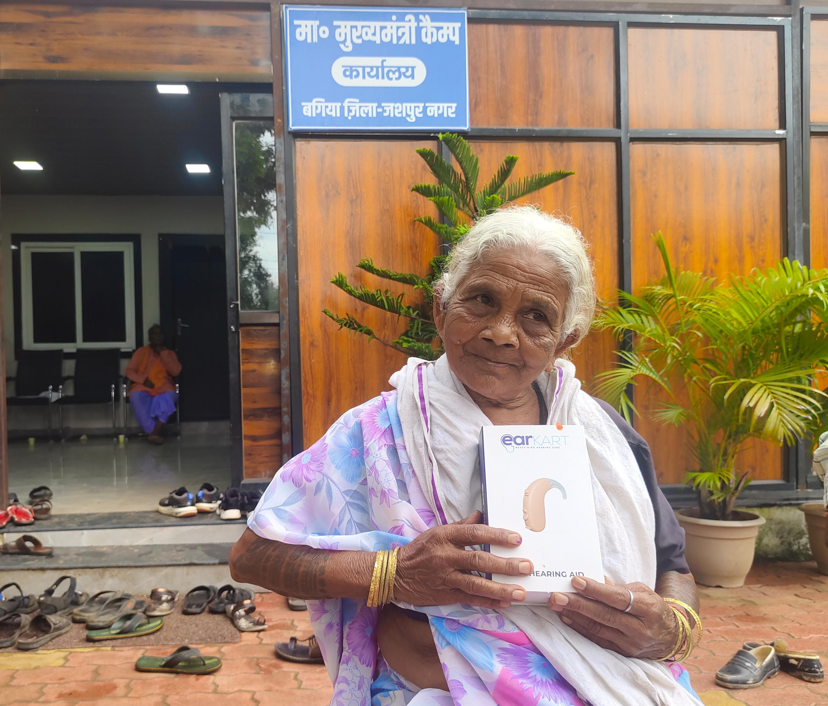 मुख्यमंत्री कैंप कार्यालय में  पीड़िता 90 वर्षीय चाका बाई को मिला श्रवण यंत्र मुख्यमंत्री विष्णुदेव साय को दिया धन्यवाद।