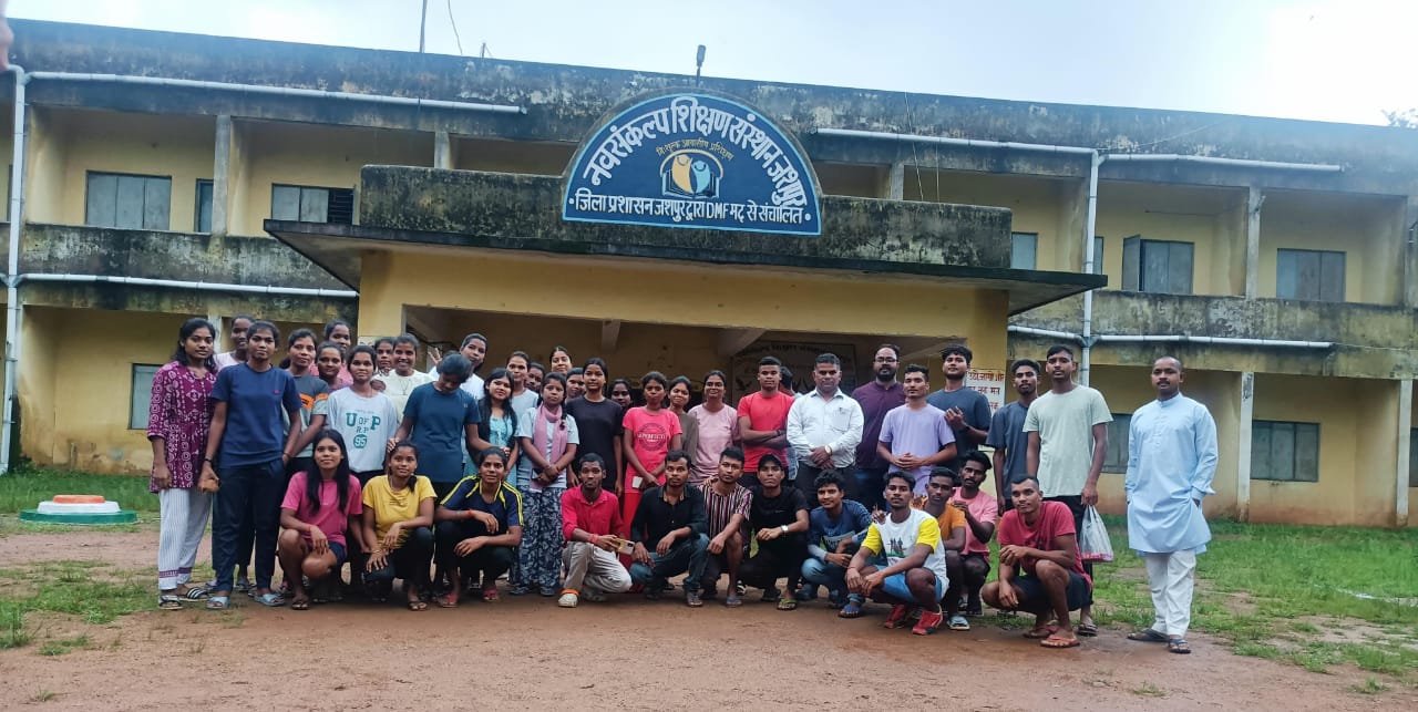 युवाओं के लिए प्रतियोगी परीक्षाओं की राह आसान बना रहा है नव संकल्प शिक्षण संस्थान युवा कर रहे परीक्षाओं की तैयारी।