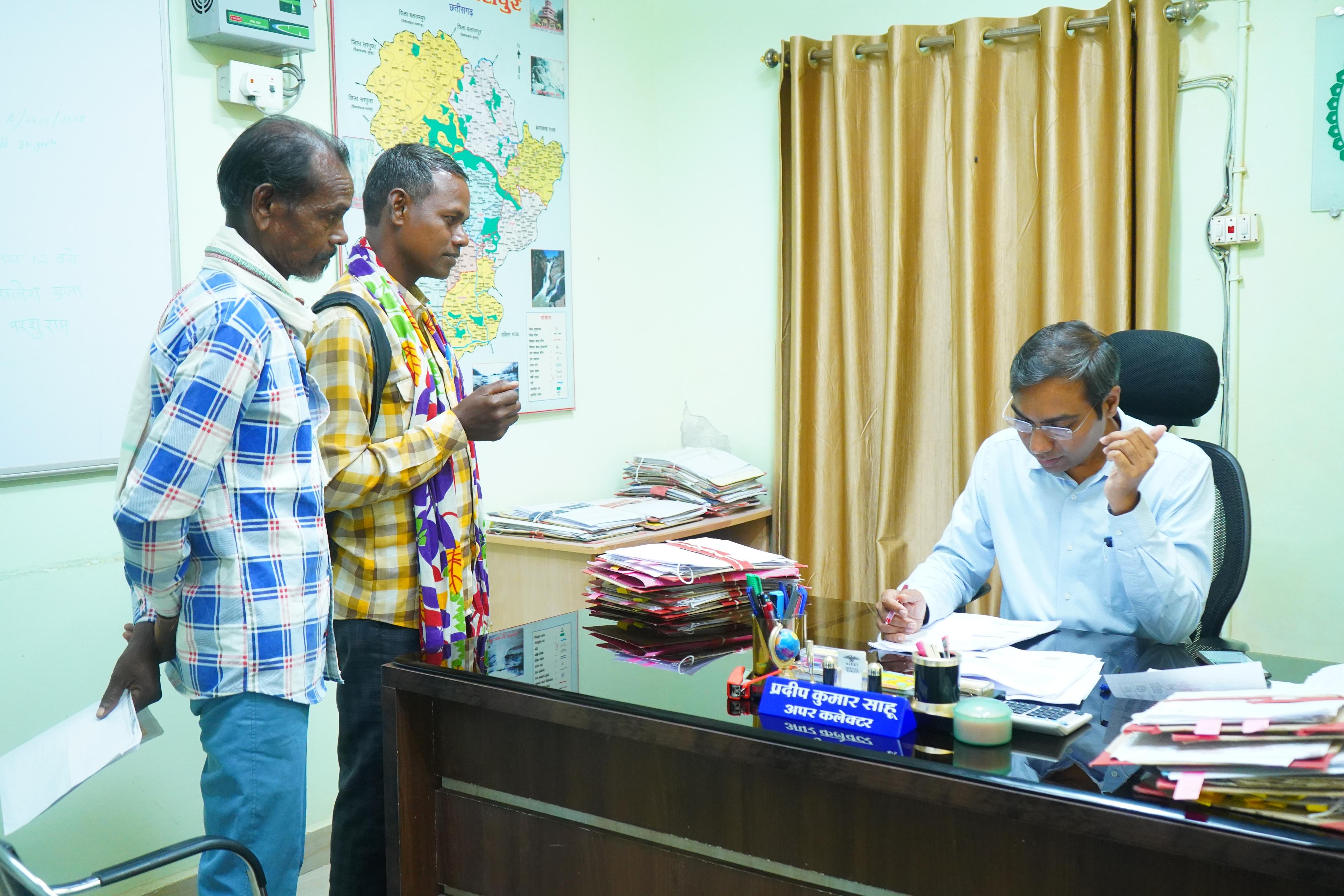 अपर कलेक्टर श्री प्रदीप कुमार साहू ने जनदर्शन में सुनी आम जनता की समस्याएं  अधिकारियों को दिए निर्देश।