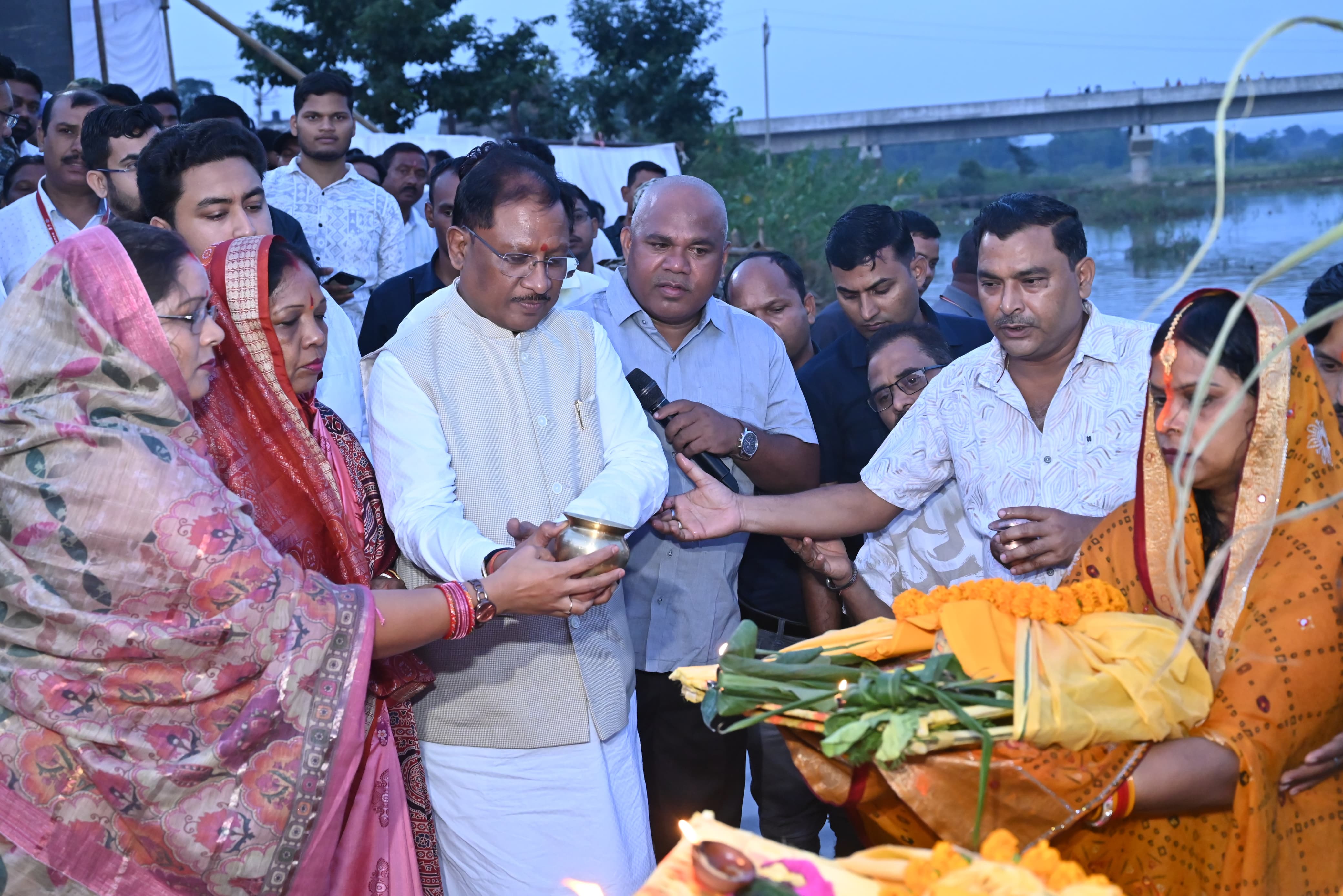 मुख्यमंत्री साय और उनकी धर्मपत्नी ने अस्तांचलगामी सूर्य को दिया अर्घ्य,दुलदुला छठ घाट से प्रदेश के सुख समृद्धि और खुशहाली की कामना।