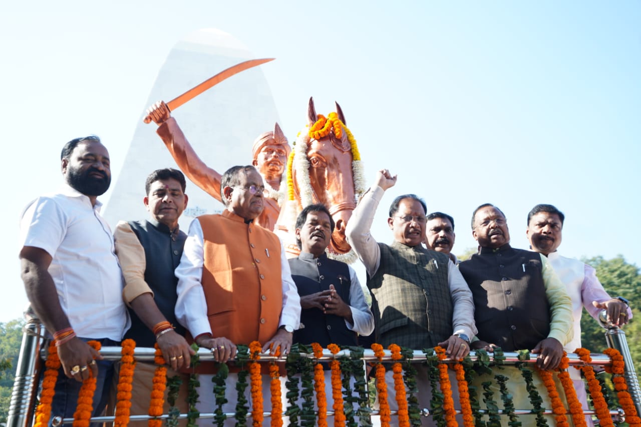 मुख्यमंत्री ने शहीद वीर नारायण सिंह को अर्पित की श्रद्धांजलि।