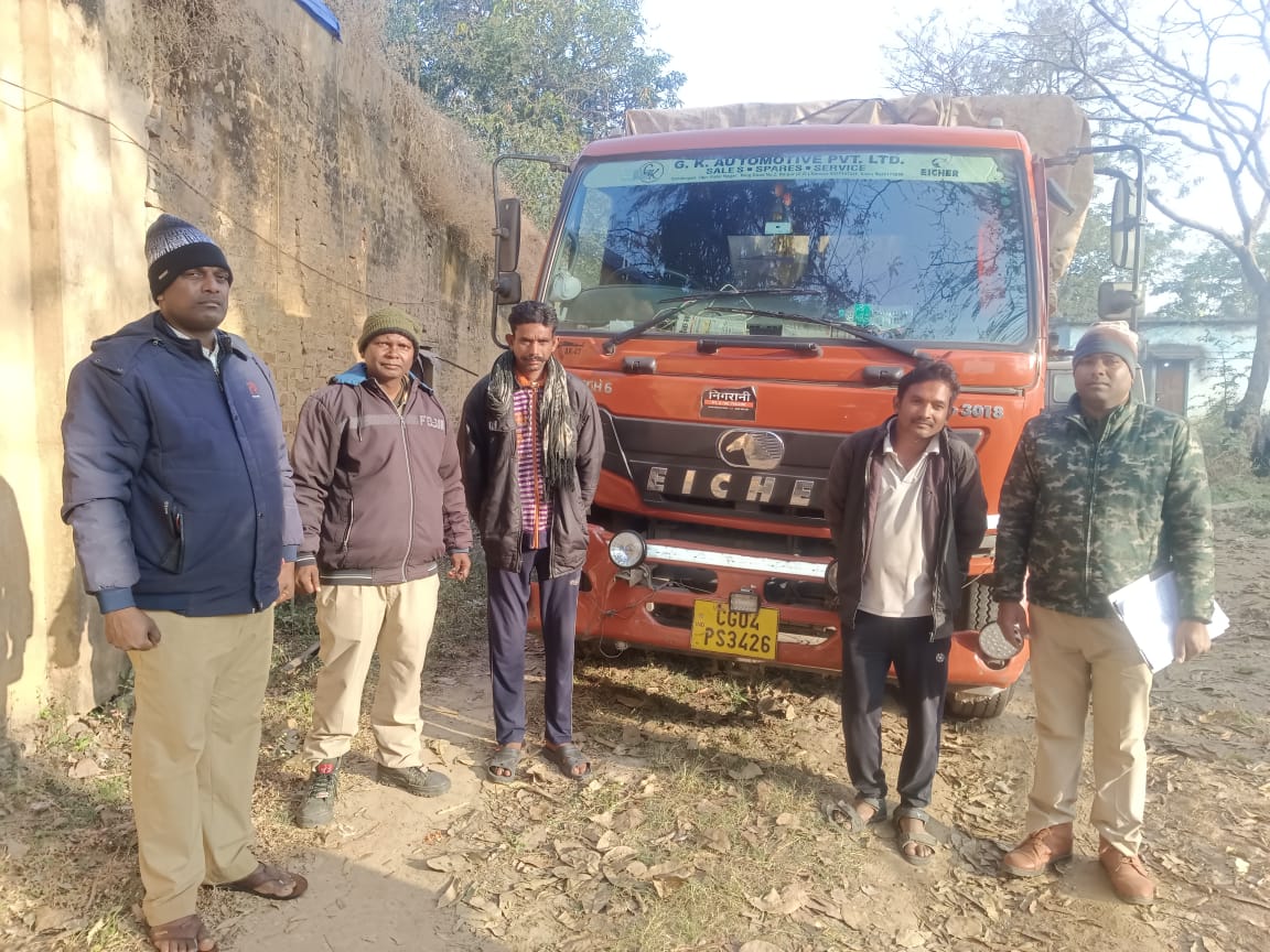 अवैध वनोपज परिवहन पर वन विभाग की बड़ी कार्रवाई सेमल लकड़ी से लदा आईशर ट्रक जप्त, 105 नग लट्ठे बरामद।