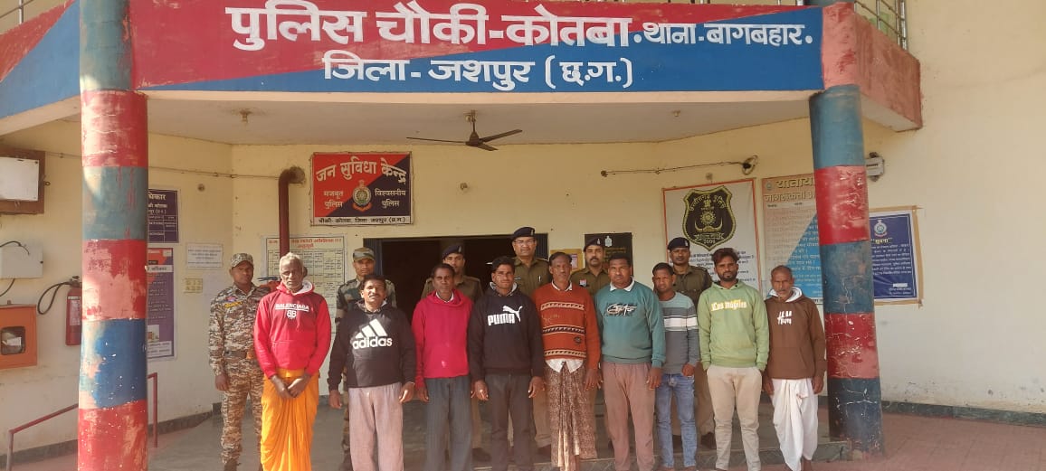 जमीन विवाद में बलवा मारपीट करने वाले 09 आरोपी गिरफ्तार, गांव में पुलिस का फ्लैग मार्च