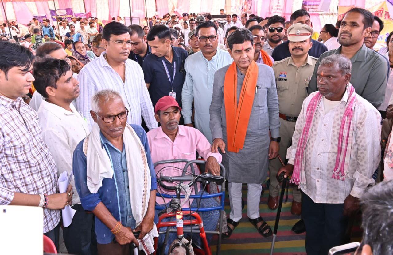 धमतरी के शिवचरण की टूटी उम्मीदों को समाधान शिविर ने दिया नया संबल राजस्व मंत्री के हाथों मिली मोटराइज्ड ट्राईसाइकिल