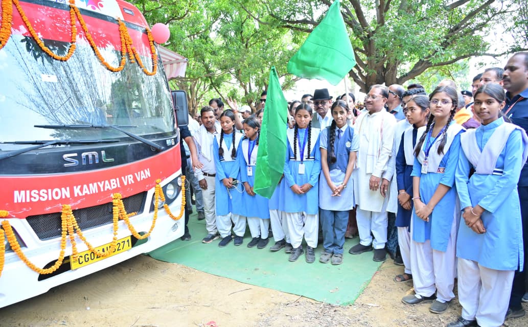 मुख्यमंत्री विष्णु देव साय ने ‘कामयाबी वेन’ को दिखाई हरी झंडी : दूरस्थ गांवों के विद्यार्थियों तक पहुंचेगी डिजिटल शिक्षा की नई रोशनी