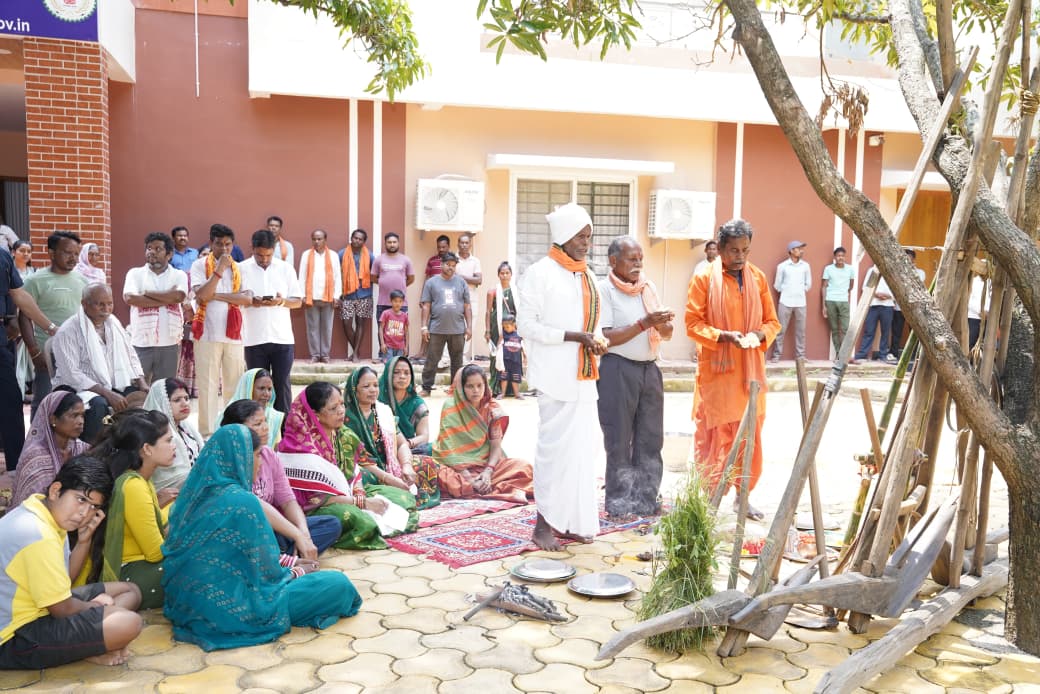 हरेली तिहार पर मुख्यमंत्री निवास बगिया में विधिवत हुआ पूजन, मुख्यमंत्री की धर्मपत्नी श्रीमती कौशल्या साय ने की पूजा-अर्चना कर प्रदेशवासियों को दी हरेली तिहार की हार्दिक बधाई।