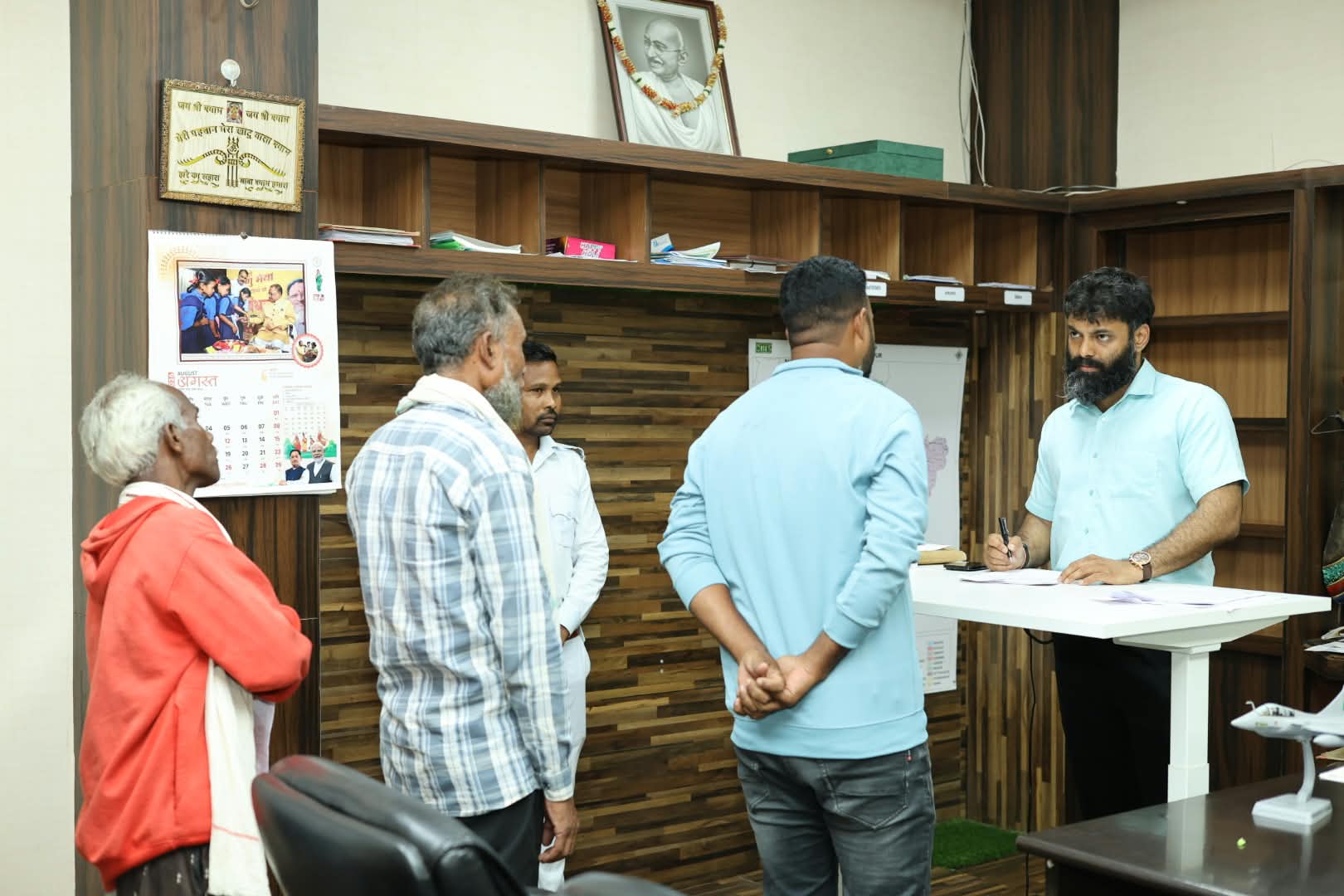 कलेक्टर रोहित व्यास ने जनदर्शन में सुनी आमजन की समस्याएं समयबद्ध, त्वरित एवं गुणवत्तापूर्ण निराकरण सुनिश्चित करने के दिए निर्देश।