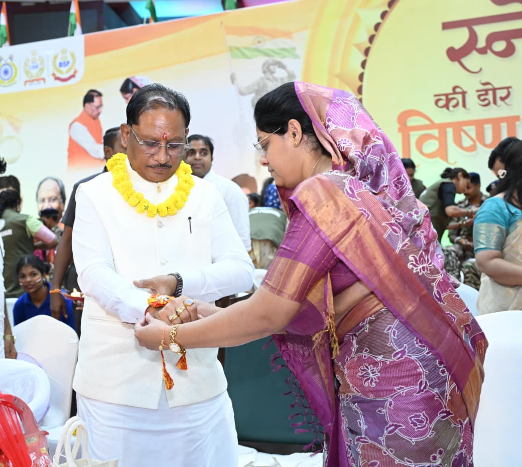 शहीद उप निरीक्षक युगल किशोर वर्मा की धर्मपत्नी माधुरी वर्मा ने बांधी राखी तो भावुक हुए मुख्यमंत्री श्री विष्णुदेव साय
