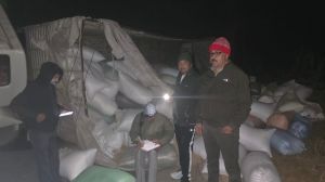 कलेक्टर  रोहित व्यास के निर्देश का दिखा असर, बगीचा तहसील में अवैध धान से भरा ट्रक पलटा,प्रशासन ने दिखाई सख्ती,अवैध धान किया जप्त।
