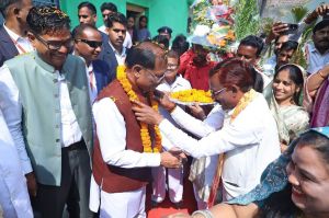 रायगढ़ में महापौर श्री जीवर्धन चौहान से भेंट के दौरान मुख्यमंत्री ने किया जनादेश का स्मरण।