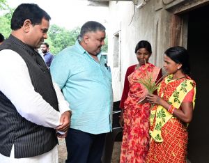 सेवा संकल्प अभियान के तहत ग्रामीणों के बीच पहुंचे पर्यटन एवं संस्कृति मंत्री श्री राजेश अग्रवाल पीएम जनमन आवास के हितग्राहियों से की आत्मीय मुलाकात,  लखपति दीदी श्रीमती भानुकला बैगा की सफलता को सराहा।
